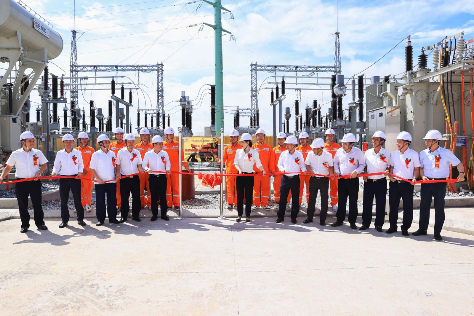 Các đại biểu thực hiện nghi lễ kéo băng khánh thành công trình TBA 110kV Yên Lạc (1)