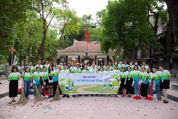 Tập thể BIDV MetLife tham gia “Litter Pickup 2024”