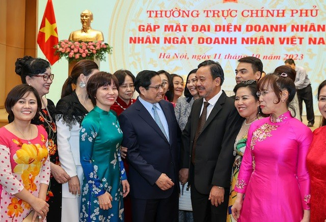 Thủ tướng Chính phủ Phạm Minh Chính trò chuyện với các doanh nhân, đại biểu tham dự buổi gặp mặt. (Ảnh- baochinhphu.vn)