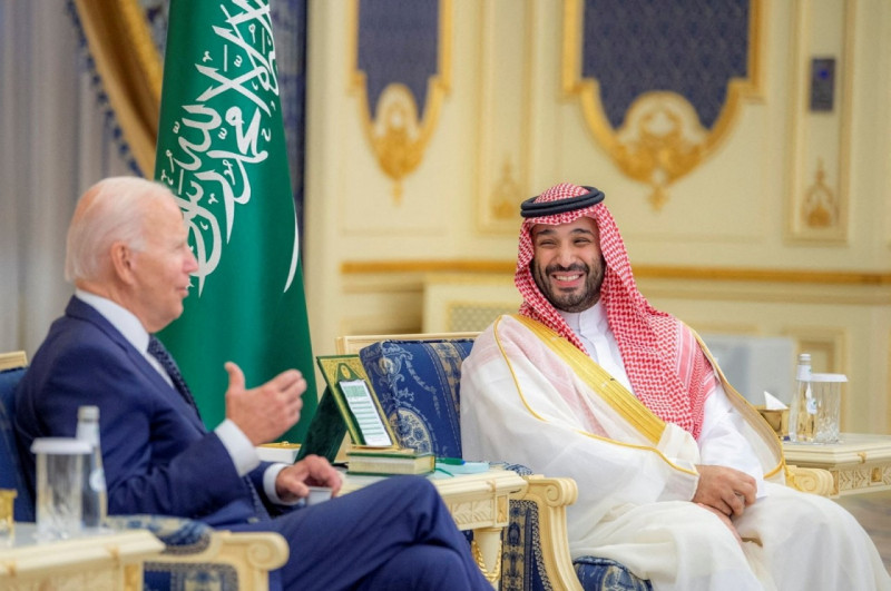 Tổng thống Mỹ Joe Biden (trái) và Thái tử Saudi Arabia - ông Mohammed bin Salman tại Cung điện Al-Salam, thành phố Jeddah (Saudi Arabia) vào tháng 7. Ảnh: REUTERS