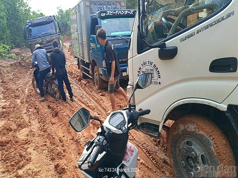 Vào thời điểm mưa lũ, việc di chuyển trên tuyến ĐT 609 rất khó khăn và nguy hiểm.