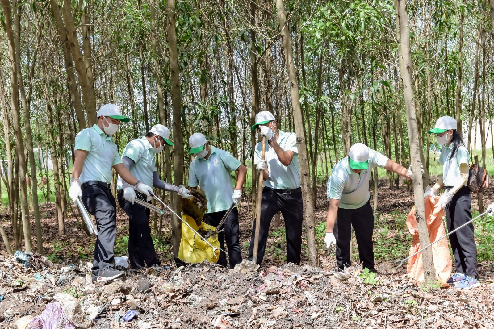 Dù thời tiết nắng nóng nhưng các tình nguyện viên đều hào hứng tham gia chiến dịch nhặt rác