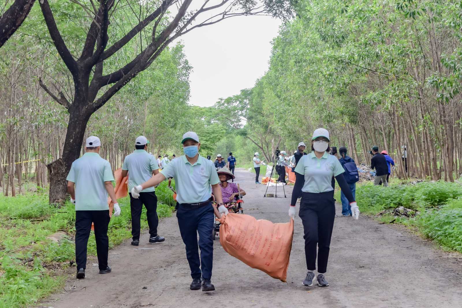 Tình nguyện viên đưa rác về nơi tập kết