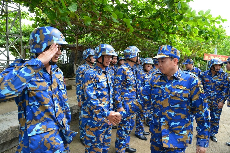 Cán bộ, chiến sĩ đảo Trường Sa Đông đón Tư lệnh Hải quân thăm đảo -Ảnh Trọng Thiết