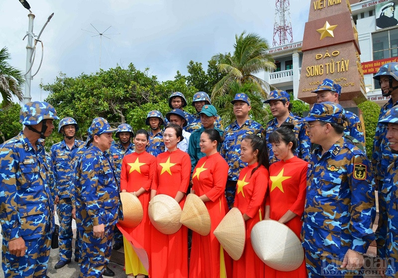 Tư lệnh Hải quân và đại biểu đoàn công tác thăm hỏi, động viên quân dân đảo Song Tử Tây - Ảnh Trọng Thiết