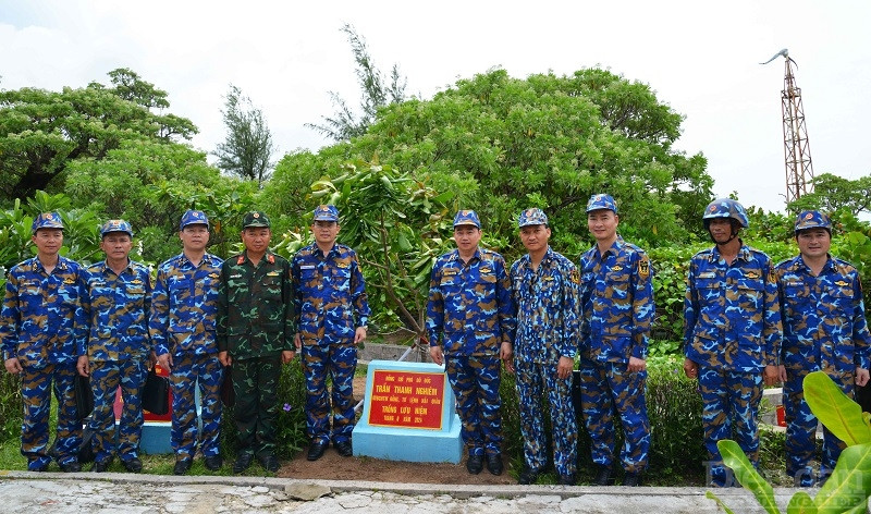 Tư lệnh và các đại biểu trồng cây lưu niệm tại đảo Song Tử Tây - Ảnh Trọng Thiết