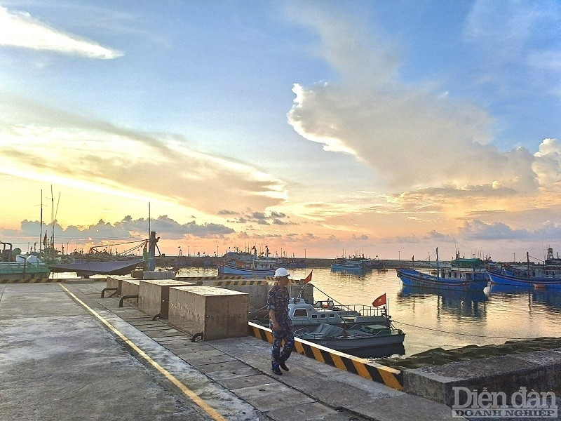 Tàu cá cập vào âu tàu Trường Sa sau những ngày đánh bắt xa bờ luôn nhận được sự quan tâm của các chiến sĩ, lực lượng Hải quân - Ảnh Hải Ngân