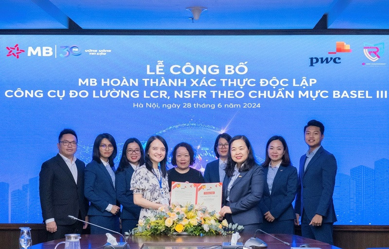 Bà Phạm Thị Trung Hà – Phó Tổng giám đốc MB nhận giấy chứng nhận hoàn thành xác thực độc lập công cụ đo lường LCR, NSFR theo chuẩn mực Basel III (Ảnh: MB)