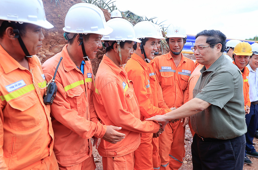 Thủ tướng Phạm Minh Chính thăm hỏi, động viên kỹ sư công nhân tham gia thi công Dự án đường dây 500kV mạch 3, tháng 6/2024