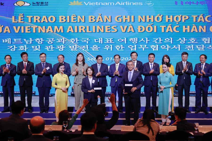 Thủ tướng chứng kiến Lễ trao Biên bản ghi nhớ hợp tác giữa Vietnam Airlines và đối tác Hàn Quốc. 