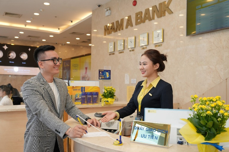 Khách hàng giao dịch tại Nam A Bank