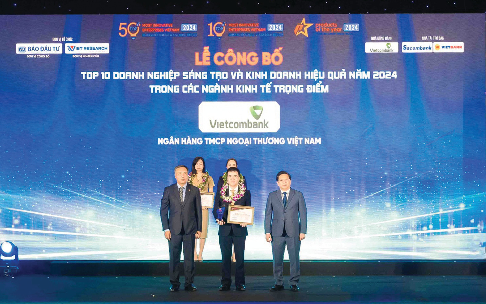  Đại diện Vietcombank nhận giải thưởng ngân hàng sáng tạo và kinh doanh hiệu quả nhất Việt Nam năm 2024 do Ban tổ chức trao tặng.