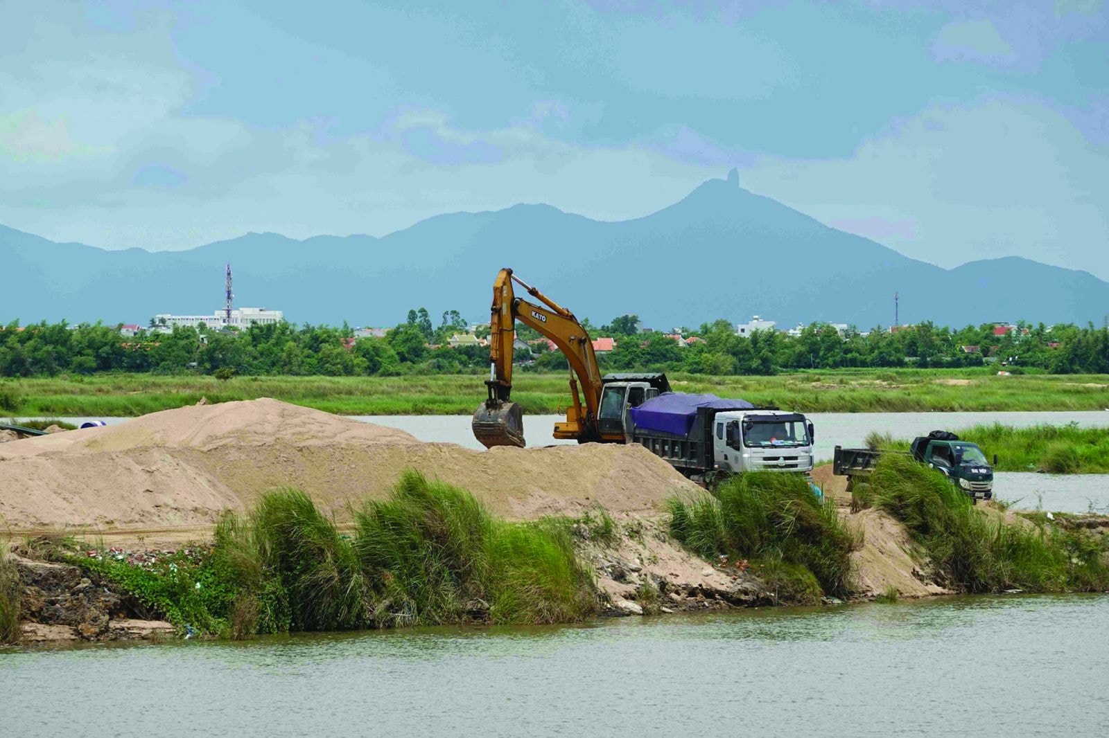  Khai thác tại mỏ cát sông Đà Rằng, Phú Yên nhiều lần bị yêu cầu dừng khai thác do phát hiện nhiều vi phạm.