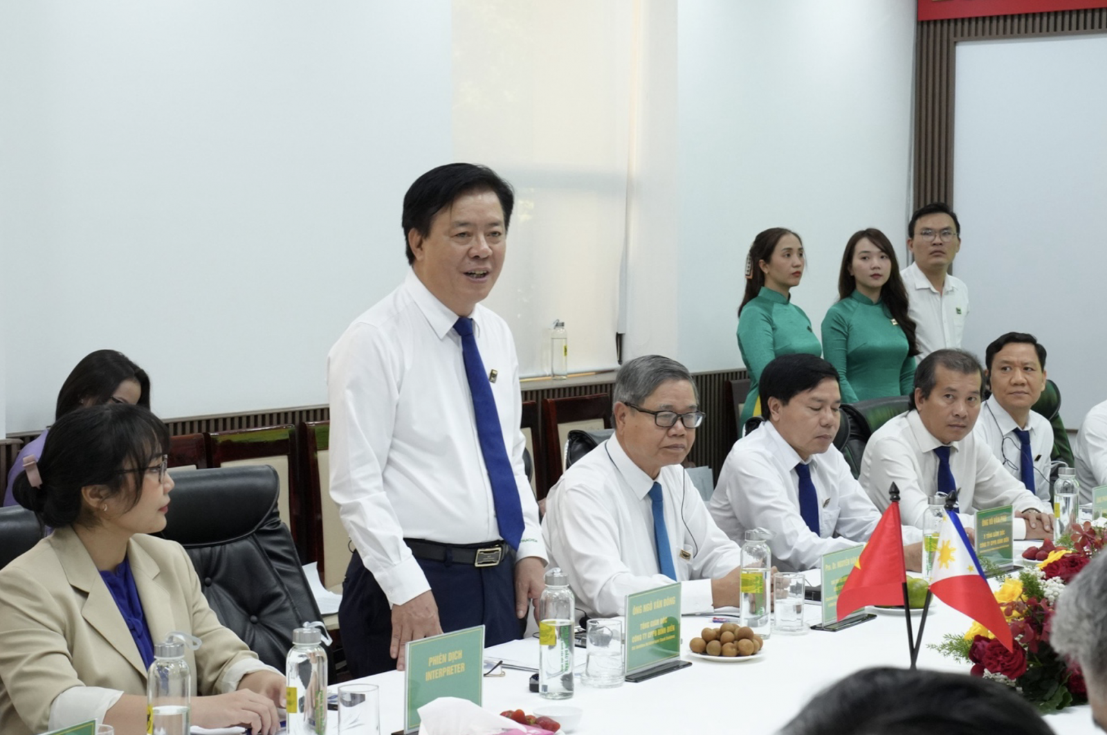 Ông Ngô Văn Đông trao đổi thông tin tại buổi làm việc