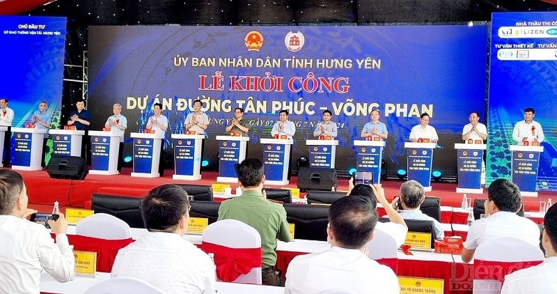 Các đại biểu tham dự ễ khởi công đường Tân Phúc-Võng Phan - công trình trọng điểm, tuyến đường 