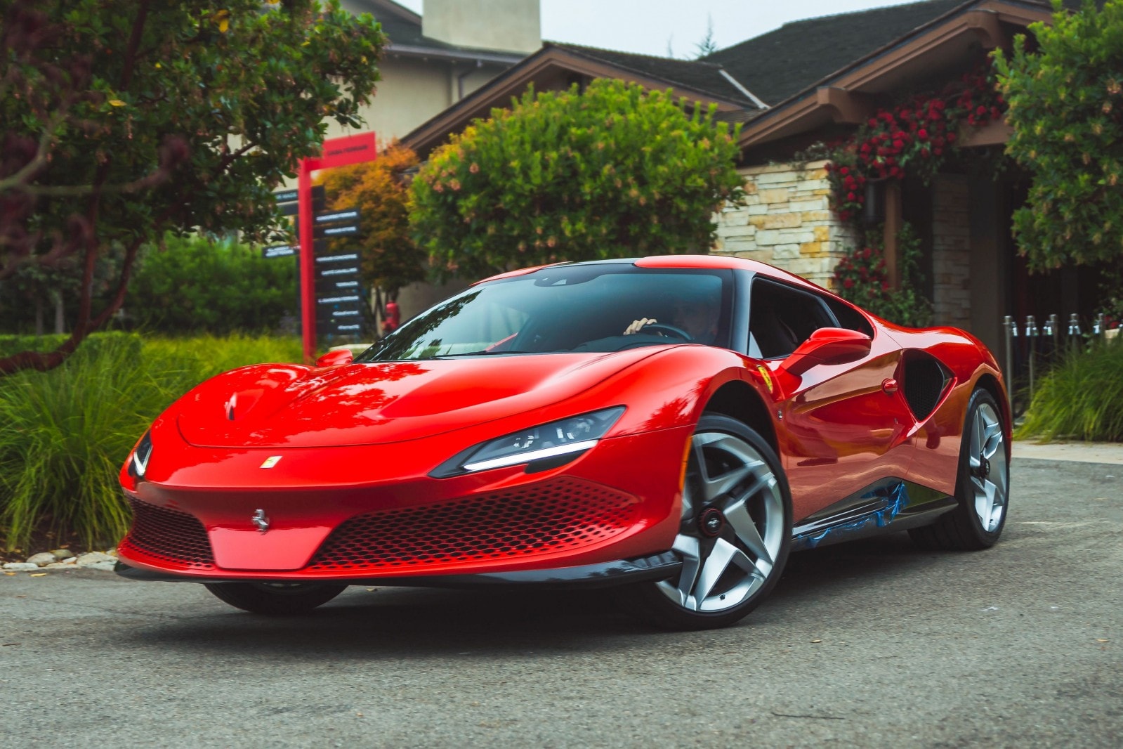 Gá xe Ferrari thường được ấn định một tháng trước khi ra mắt