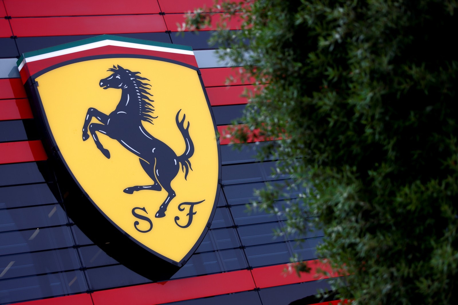Ferrari vượt Hermes trở thành công ty xa xỉ có giá trị nhất thế giới