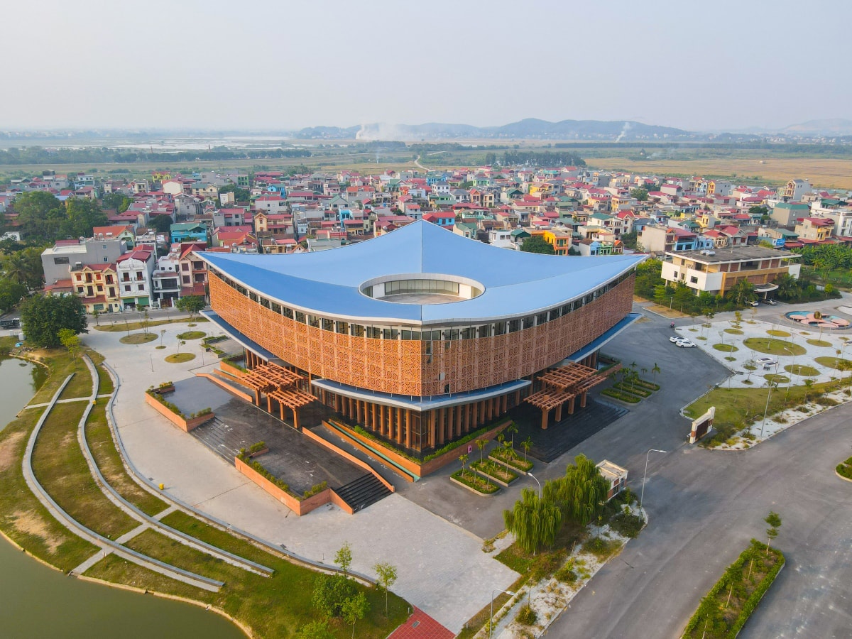 Nhà hát Dân ca quan họ Bắc Ninh được cho rằng phù hợp với không gian nghe quan họ truyền thống