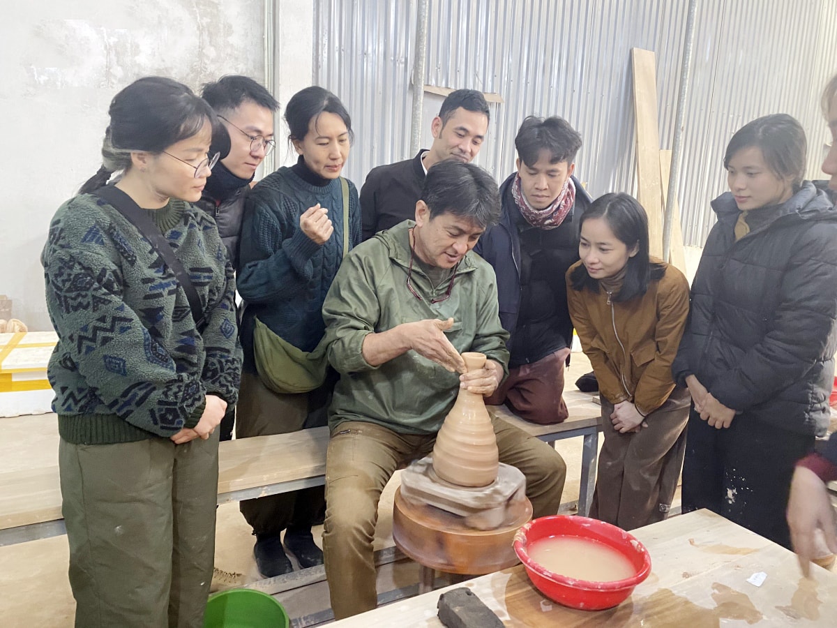 Du khách Nhật Bản thích thú với làng nghề gốm Phù Lãng truyền thống tại thị xã Quế Võ, Bắc Ninh