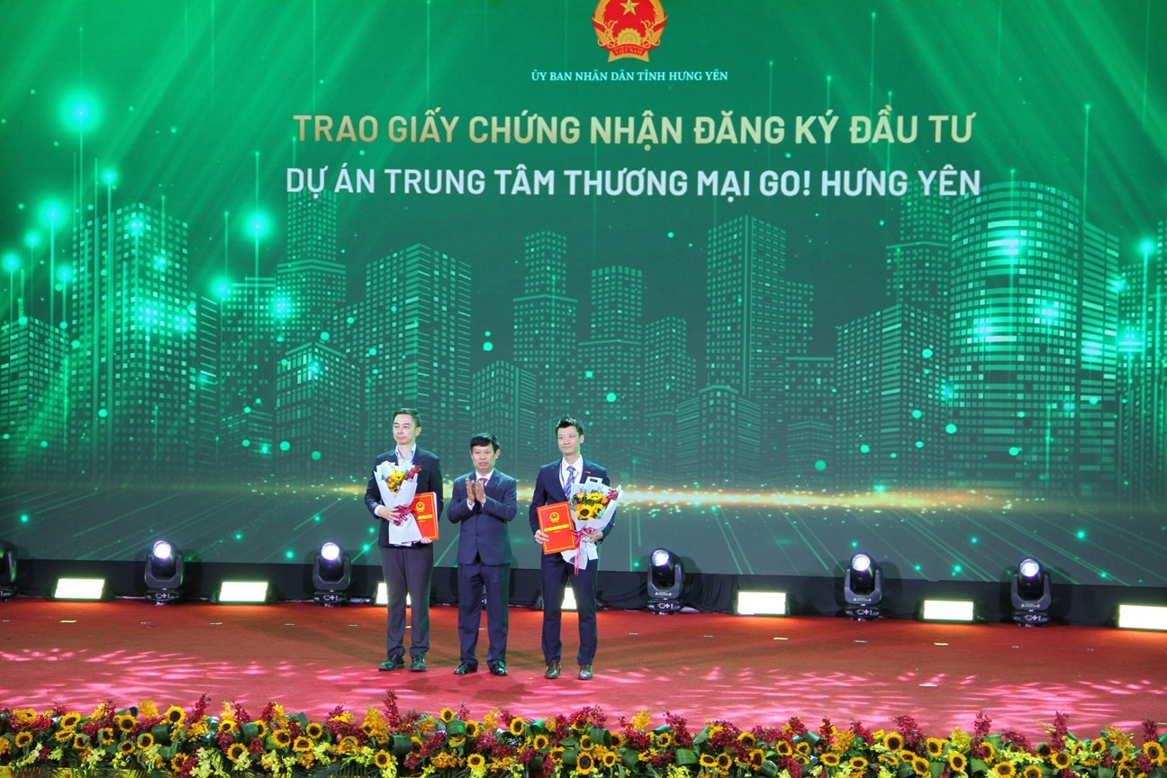 Ông Trịnh Văn Diễn – Giám đốc Sở KH-ĐT Hưng yên trao GCN cho dự án Trung tâm thương mại GO! Hưng Yên