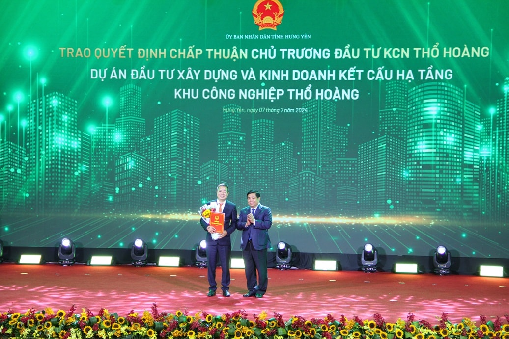 Bộ trưởng Bộ Kế hoạch và Đầu tư Nguyễn Chí Dũng đã trao quyết định chấp thuận chủ trương đầu tư dự án xây dựng và kinh doanh kết cấu hạ tầng Khu công nghiệp Thổ Hoàng có quy mô 250 ha, tổng vốn đầu tư dự án 3.095 tỷ đồng