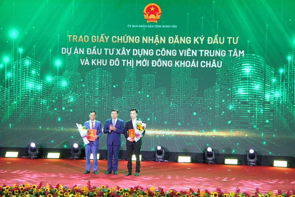 Ông Nguyễn Lê Huy, Phó Chủ tịch thường trực UBND tỉnh Hưng Yên trao giấy chúng nhận đăng ký đầu tư
