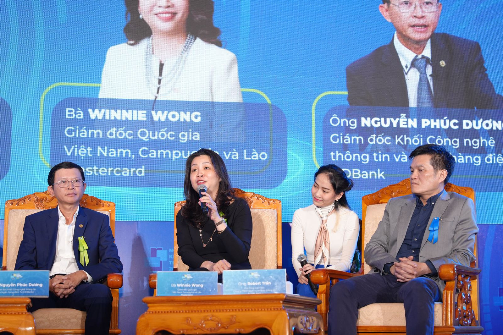 Bà Winnie Wong, Giám đốc Quốc gia của Mastercard tại Việt Nam, Lào và Campuchia (thứ 2 từ trái sang) phát biểu tại hội thảo Ngày không tiền mặt 2024.