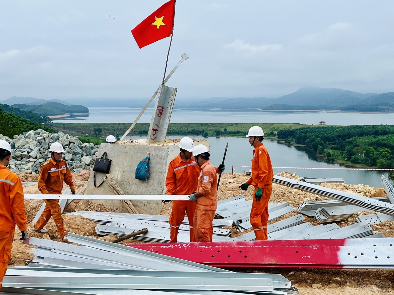 Tập trung mọi nguồn lực, phối hợp với các bên liên quan để thi công khối lượng còn lại và hoàn thành toàn bộ công trình đường dây 500 kV mạch 3 (từ Quảng Trạch đến Phố Nối) theo chỉ đạo của Thủ tướng Chính phủ.