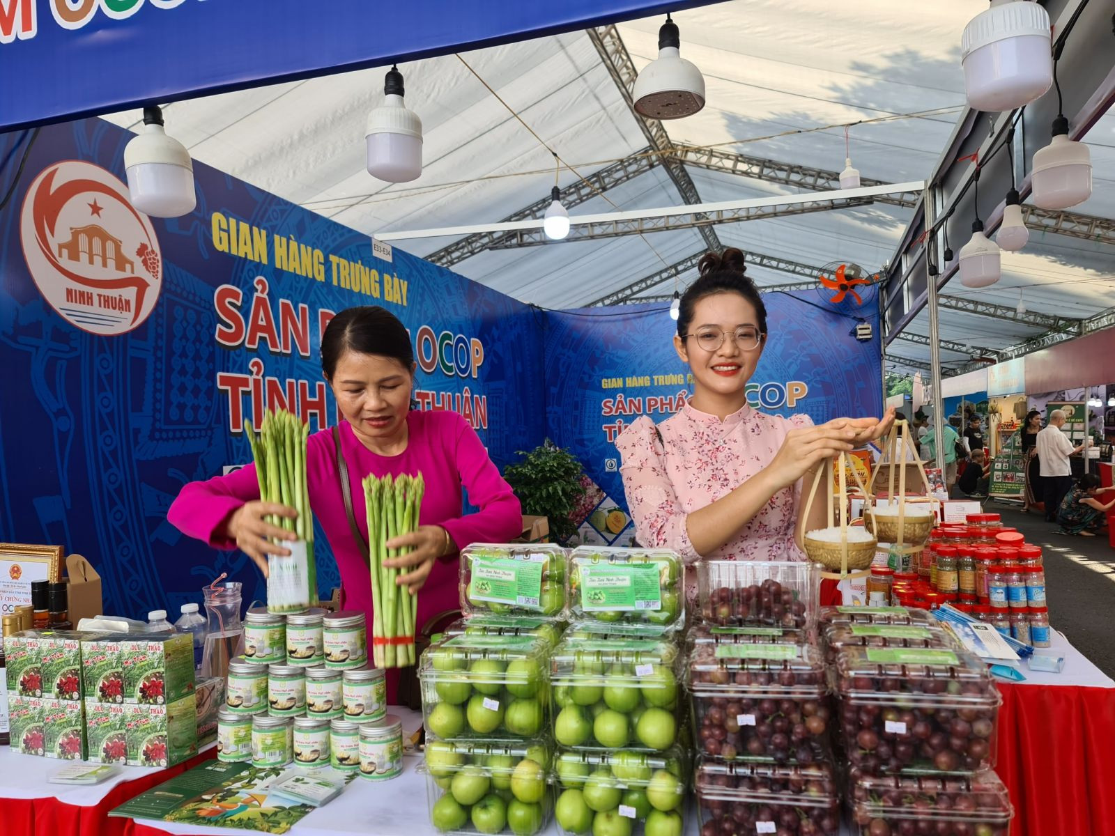 Gian hàng trưng bày, giới thiệu sản phẩm của tỉnh Ninh Thuận tại sự kiện do Bộ Công thương tổ chức tại TP. Đà Nẵng vào cuối tháng 6/2024.