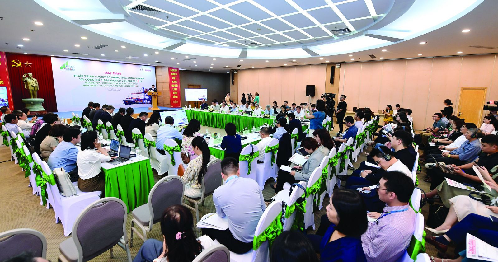  “Tọa đàm “Phát triển logistics xanh, thích ứng nhanh và công bố FIATA World Congress 2025