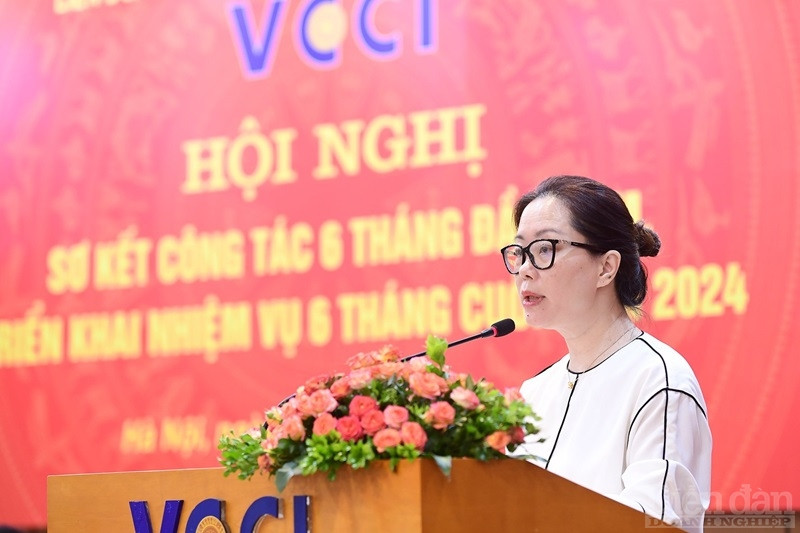 Thay mặt Đẳng đoàn, Ban Thường trực, Đảng ủy VCCI, Tổng thư ký Trần Thị Lan Anh báo cáo kết quả công tác 6 tháng đầu năm và triển khai nhiệm vụ 6 tháng cuối năm