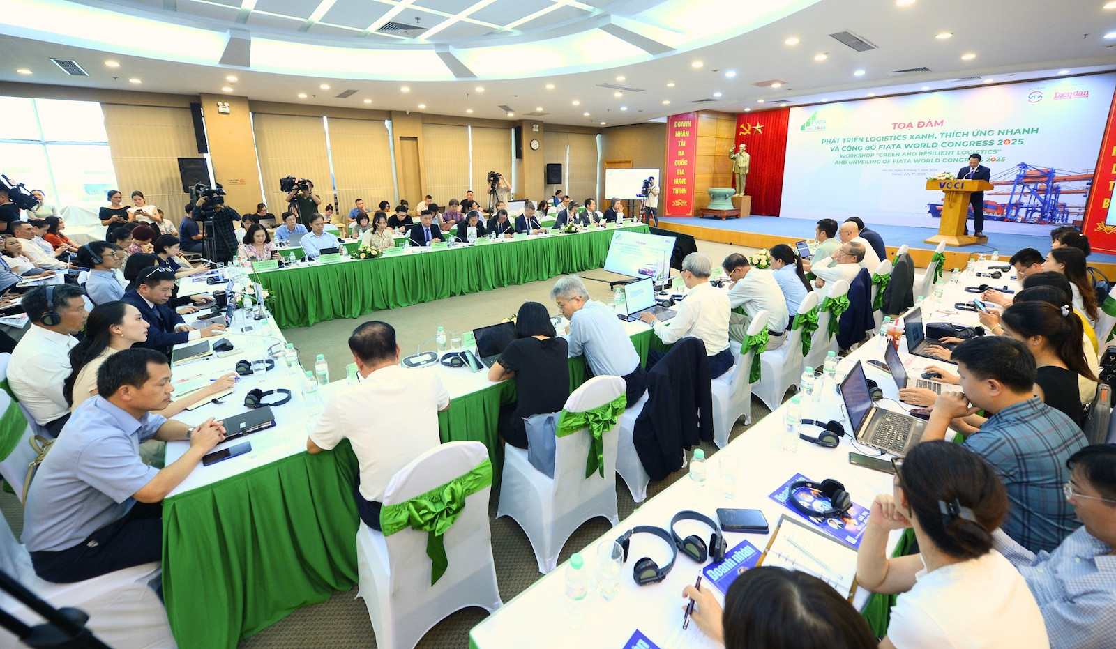 Tọa đàm “Phát triển Logistics xanh, thích ứng nhanh và Công bố FIATA World Congress 2025”.