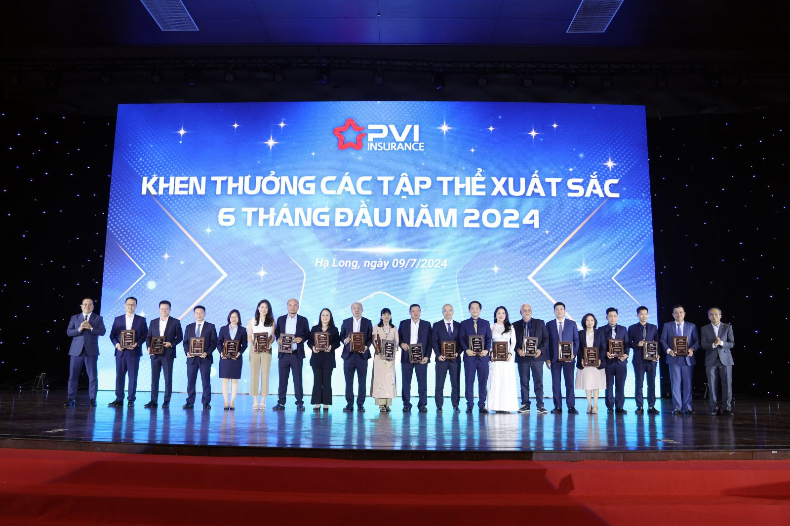 Khen thưởng các tập thể xuất sắc