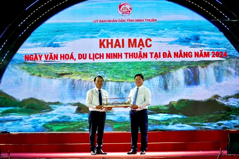 TP. Đà Nẵng trao quà cho tỉnh Ninh Thuận.