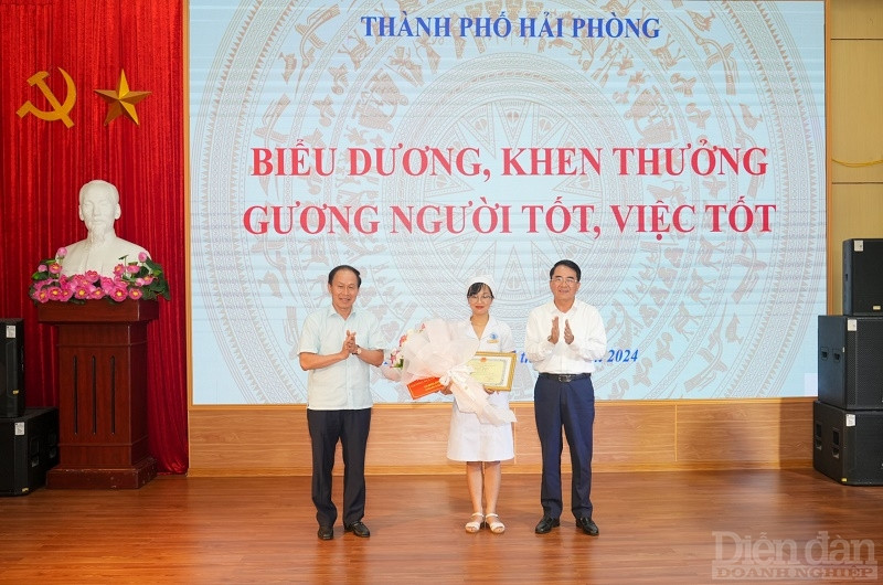 Ông Lê Tiến Châu - Bí thư Thành ủy Hải Phòng khen thưởng nữ điều dưỡng Bệnh viện Trẻ em Hải Phòng