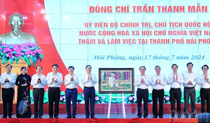 Chủ tịch Quốc hội Trần Thanh Mẫn tặng quà cho Ban Chấp hành Đảng bộ thành phố Hải Phòng (Ảnh Đàm Thanh)