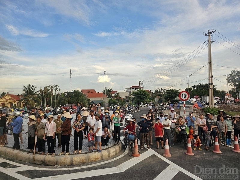 Nhân dân hai hai bờ bến Rừng vui mừng phấn khởi tại Lễ thông xe kỹ thuật cầu Bến Rừng (Ảnh Thanh Sơn)