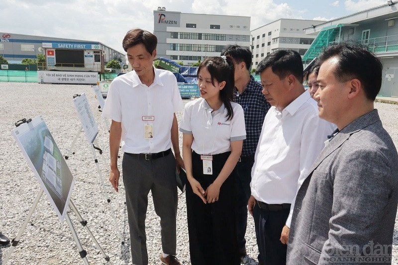 Ông Lê Trung Kiên - Trưởng ban Ban quản lý Khu kinh tế Hải Phòng kiểm tra tiến độ tại công trường xây dựng nhà máy LG Innotek Hải Phòng giai đoạn 3 (V3)