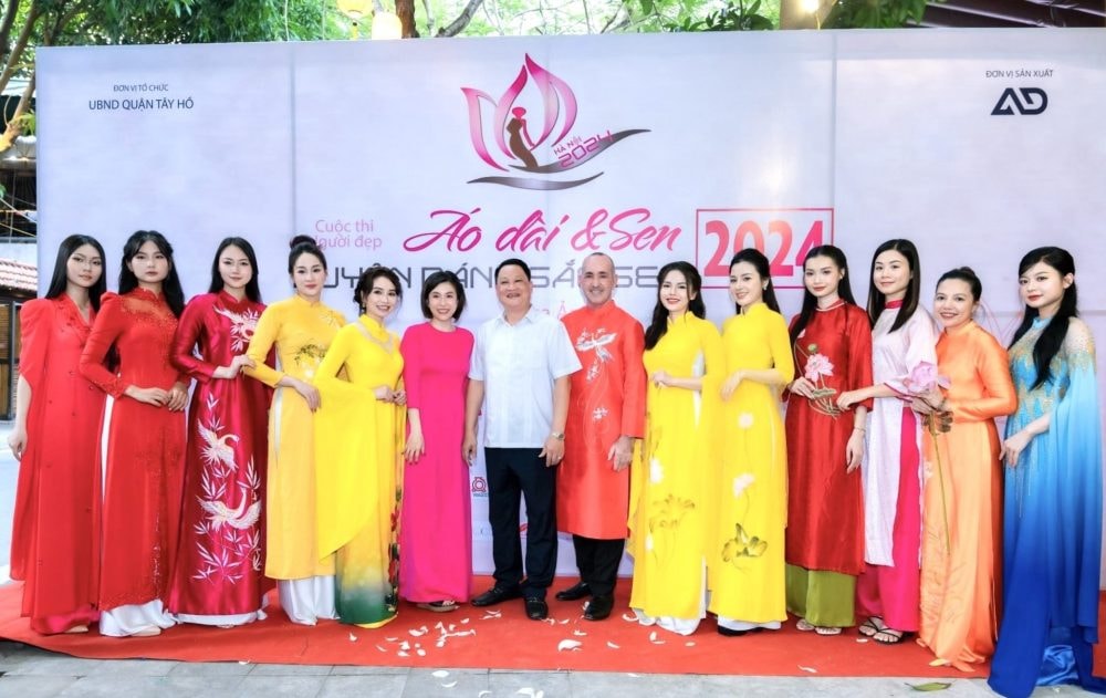 Trao giải cuộc thi ảnh: Người đẹp Áo dài và Sen Hà Nội 2024