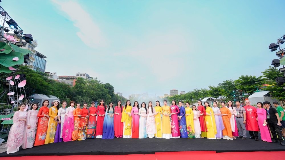 Trao giải cuộc thi ảnh: Người đẹp Áo dài và Sen Hà Nội 2024