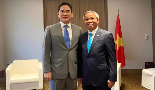 Ông Nguyễn Trung Chính - Chủ tịch điều hành Tập đoàn công nghệ CMC (phải) cùng ông Lee Jae Yong - Chủ tịch Tập đoàn Samsung trong chuyến thăm Hàn Quốc của Thủ tướng Phạm Minh Chính.