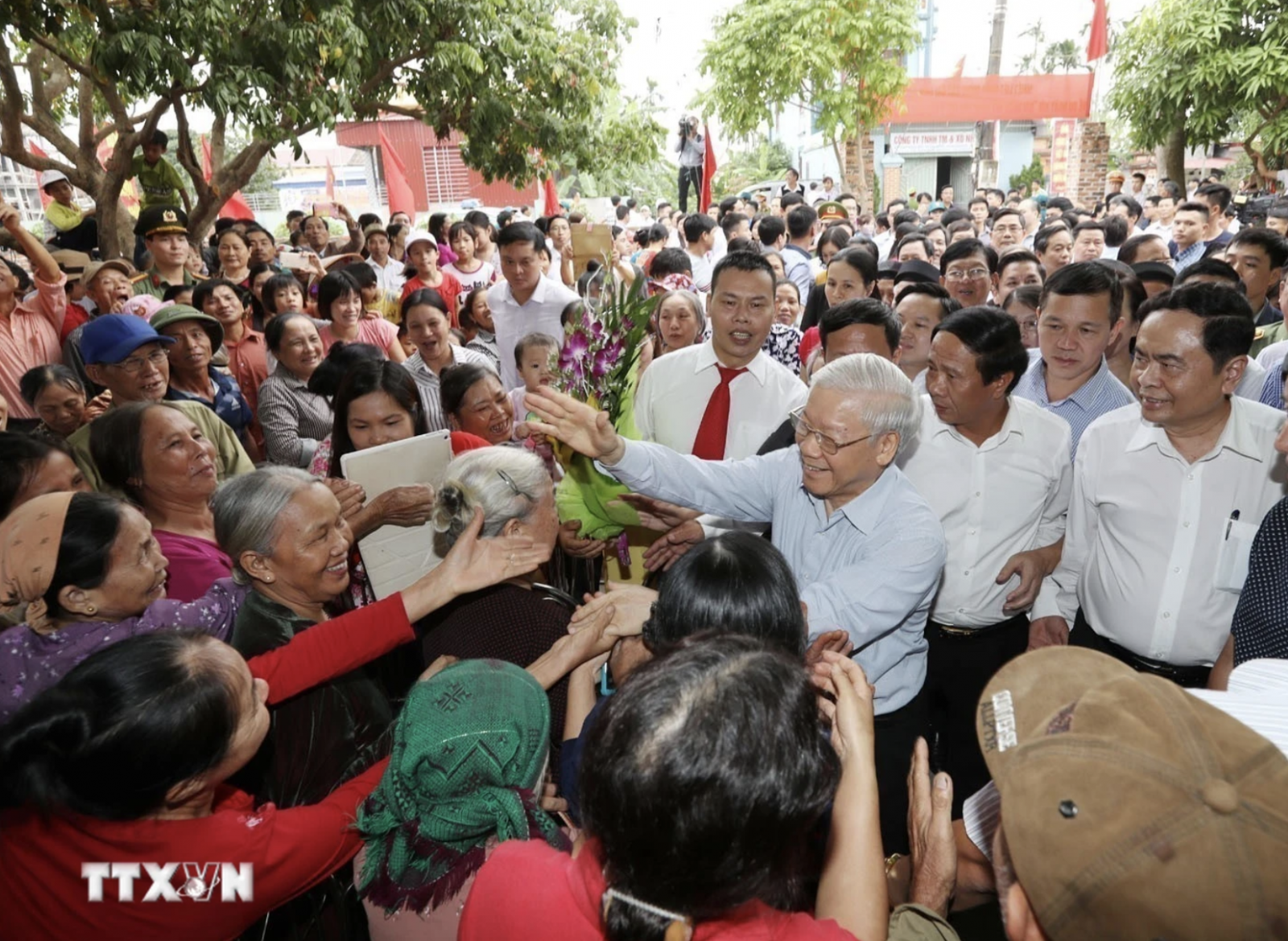 Tổng Bí thư Nguyễn Phú Trọng với nhân dân thôn Thượng Điện, xã Vinh Quang, huyện Vĩnh Bảo trong Ngày hội Đại đoàn kết toàn dân tộc thành phố Hải Phòng (15/11/2017). (Ảnh: Trí Dũng/TTXVN)