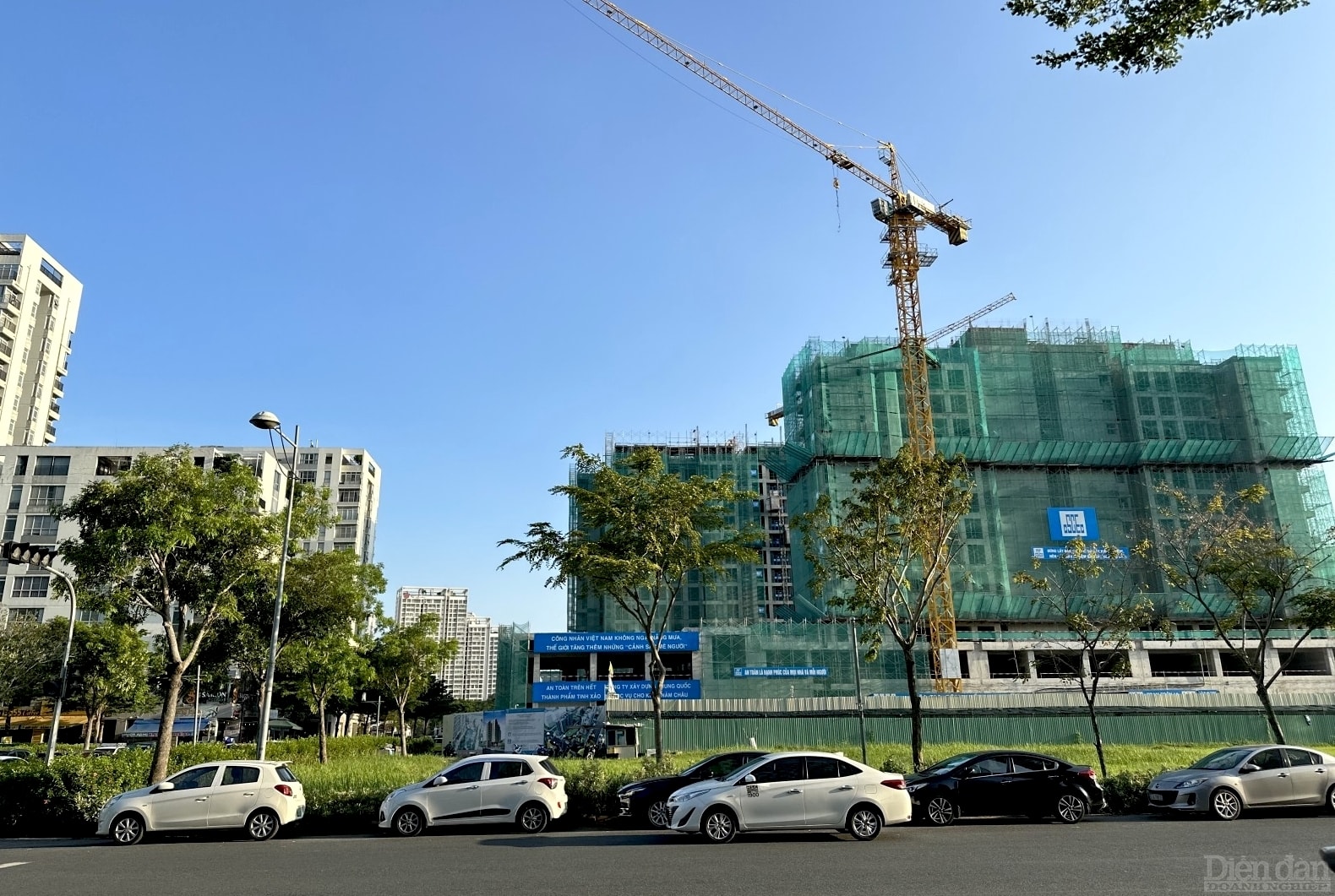 Ảnh 2: Nguồn cung nhà ở vừa túi tiền tại TP.HCM đang cạn dần. Ảnh: Savills Việt Nam.