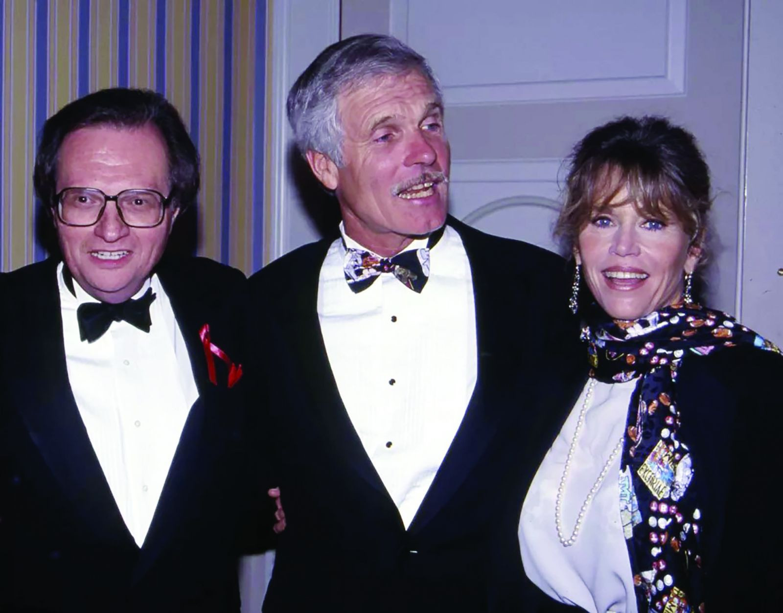 Ted Turner (giữa) cùng Larry King và nữ diễn viên Jane Fonda năm 1996.