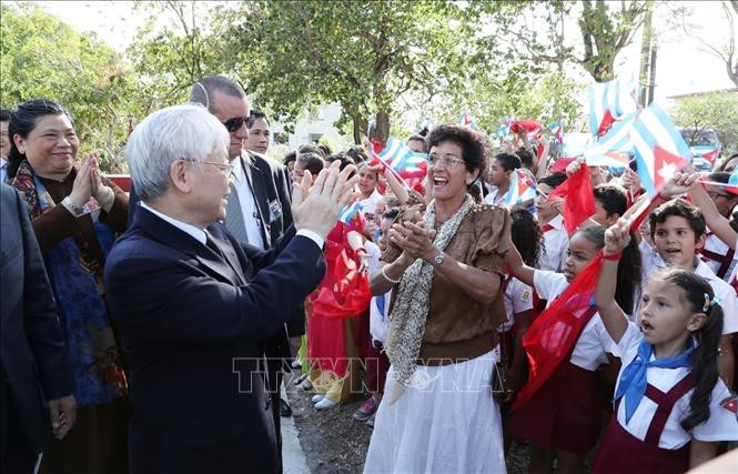 Tổng Bí thư Nguyễn Phú Trọng với nhân dân và học sinh Cuba tại Tượng đài Hồ Chí Minh ở Công viên Hòa Bình, Thủ đô La Habana, chiều 28/3/2018. Ảnh tư liệu: Trí Dũng/TTXVN