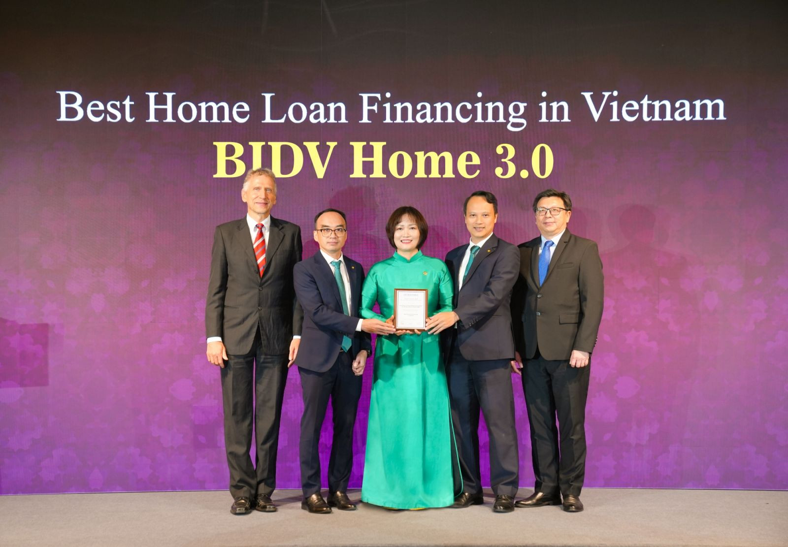 Đại diện BIDV nhận giải “Best Private Banking Services in Vietnam