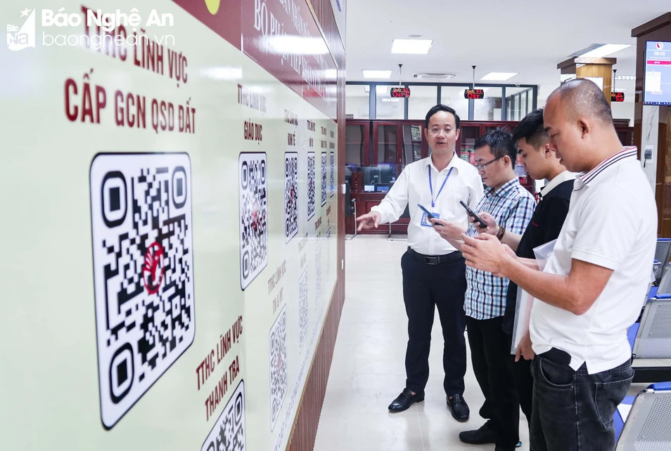 Công khai các thủ tục hành chính bằng QR Code tại trụ sở Bộ phận tiếp nhận và trả kết quả của thành phố Vinh. (Ảnh: Thanh Phúc)