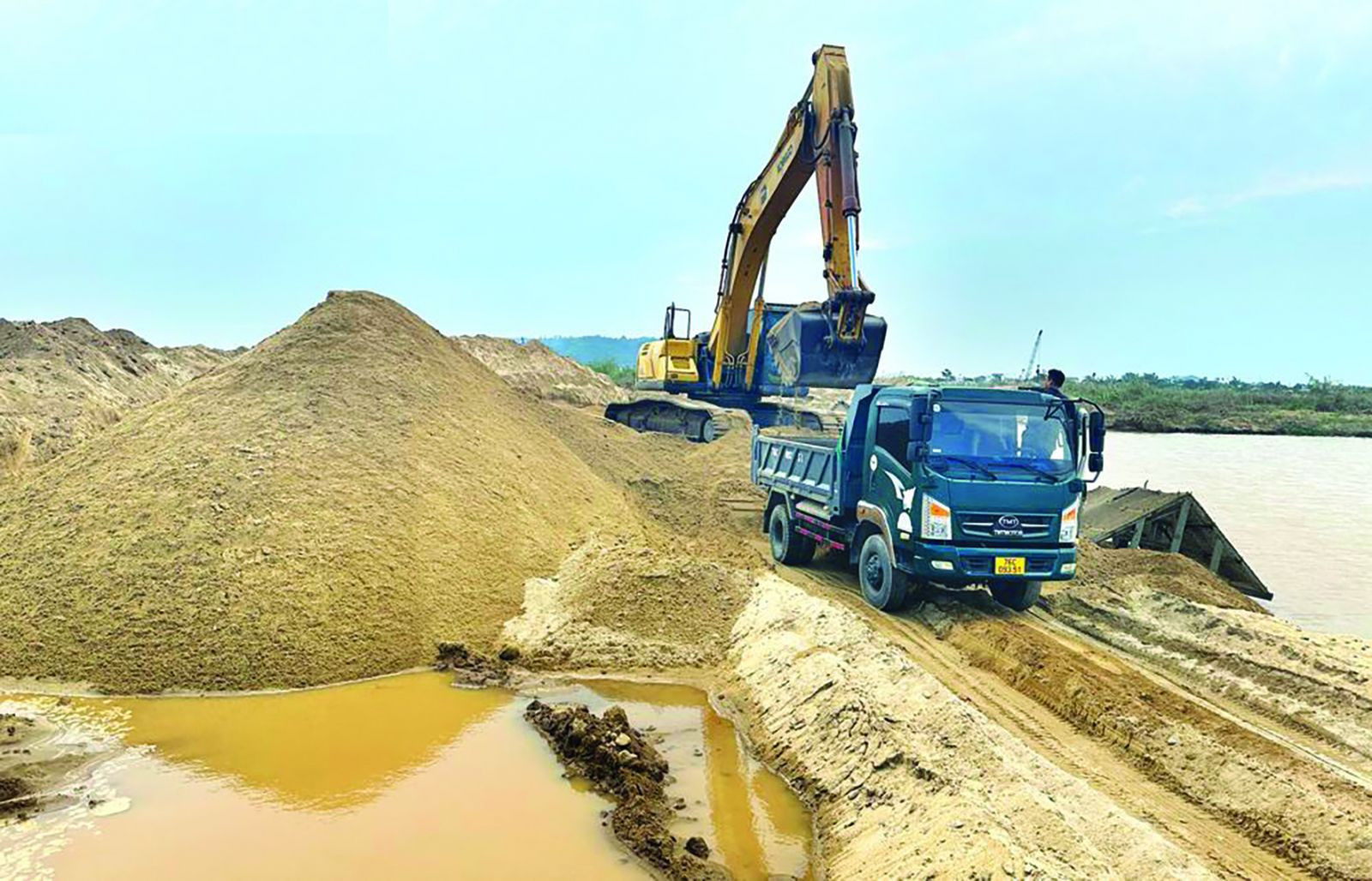  Hoạt động khai thác cát tại mỏ cát Tịnh An - Nghĩa Dũng, TP.Quảng Ngãi.