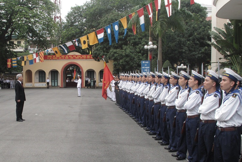 Cán bộ, chiến sĩ Bộ Tư lệnh Hải quân đón đồng chí Nguyễn Phú Trọng, năm 2010. Ảnh: Duy Khánh