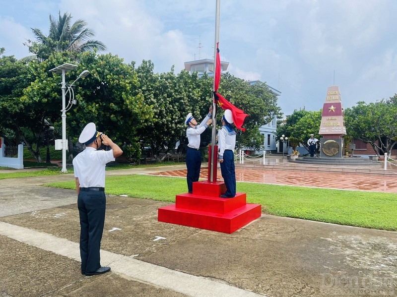 Cán bộ, chiến sĩ đảo Trường Sa làm lễ treo cờ rủ Quốc tang Tổng Bí thư Nguyễn Phú Trọng